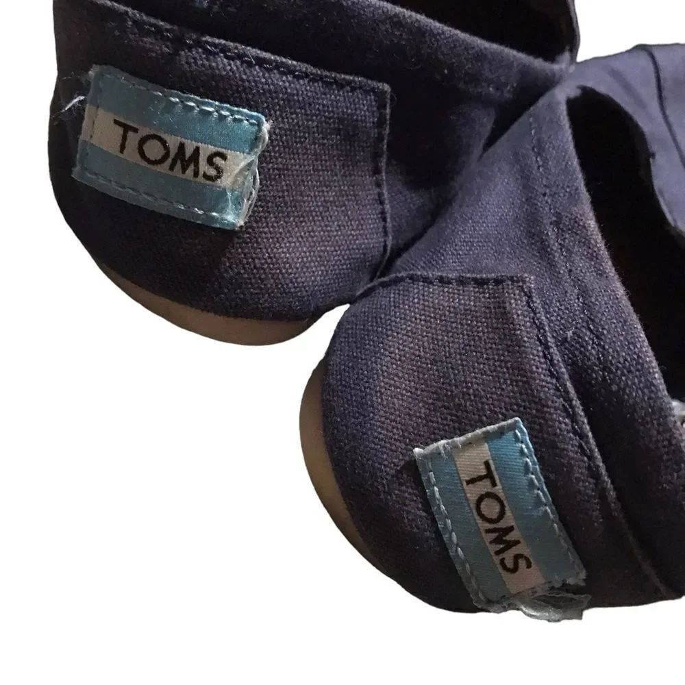 Toms navy slippers size 8.5 great condition awesome deal